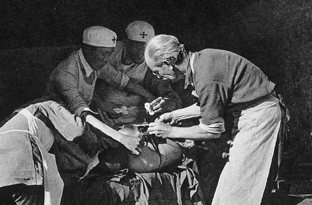 2022年,美国小伙将"大屠杀"相册捐给中国,回礼让他直呼惊喜!