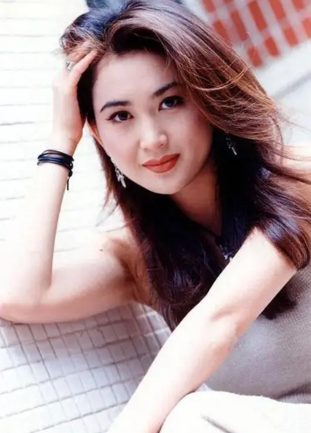 虽然温碧霞年少成名,在同龄人中风光无限,但她的童年生活却十分不幸.