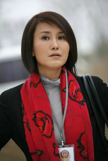 《重案六组》这部系列剧中,季洁是当之无愧的灵魂人物,中分顺滑的发型