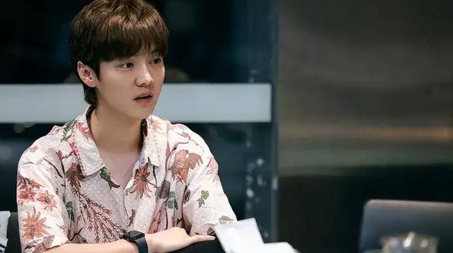 鹿晗出席电影首映礼,被指状态不佳颜值下滑,表现畏畏缩缩引热议