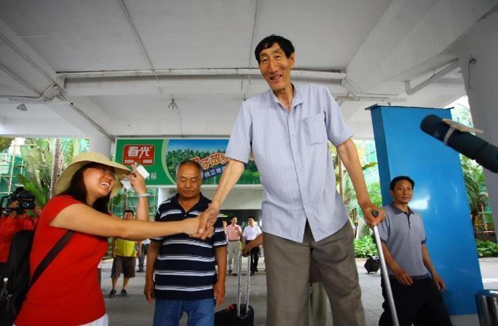 回顾中国"巨人"鲍喜顺:不听医生忠告执意生子,后来儿子身高多少?