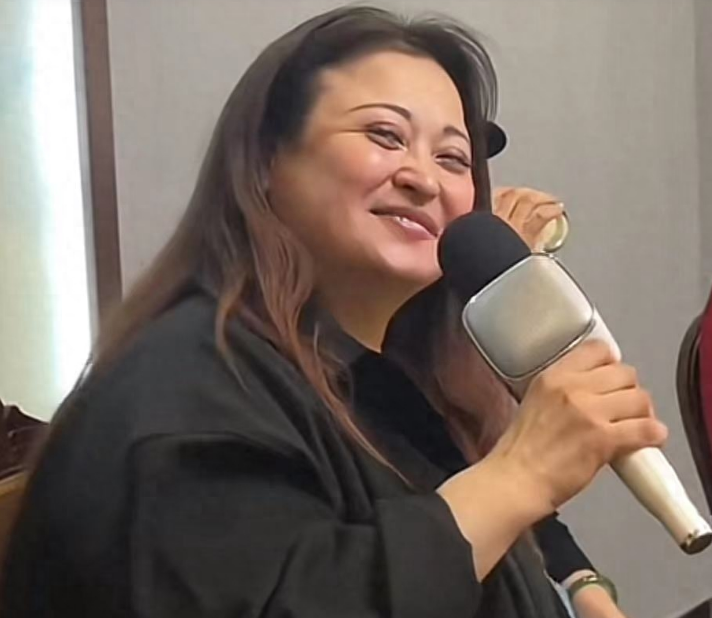 甘夫人(许娣饰)十里八乡有名的美人,刘备的妾室,刘阿斗的生母,出场的