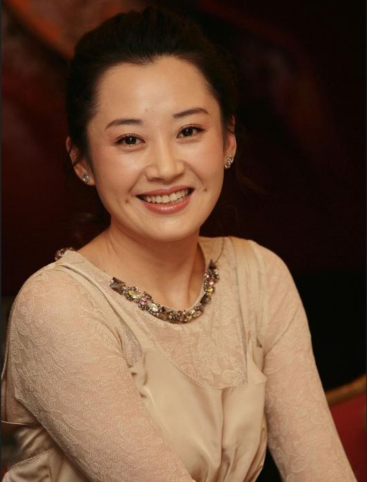 1990年陈凯歌拍摄电影《边走边唱》邀请许晴出演女主角,青春靓丽的