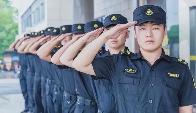 医院男子持刀伤人,"保安"是否该逃跑?网友:2千一个月跟你玩命