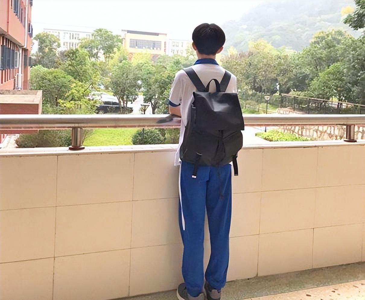 2000年,破产女老板收养孤儿,送他留学,15年后养子回报1530万