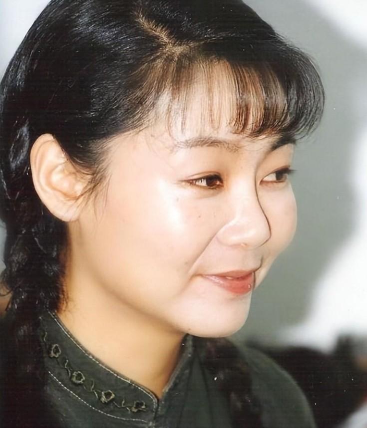 萨日娜:结婚34年只生孩子不做饭,帅气演员丈夫把她宠成宝