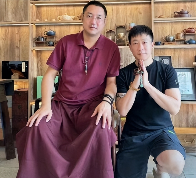 张尧(右)会计小高(蒋依杉饰)美容院里的会计,存在感不强,镜头很少,由