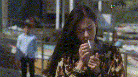 另一位女神张曼玉,在《花样年华》中的抽烟镜头,更是美出新高度,至今