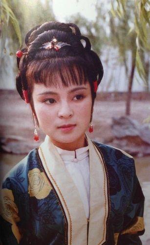 东方闻樱(饰演 贾探春)