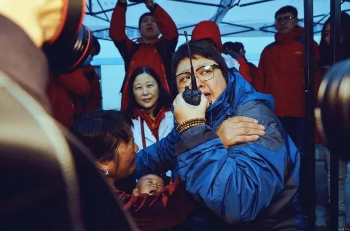 在她的尽心抚养下,潘子灏一天天长大成人.