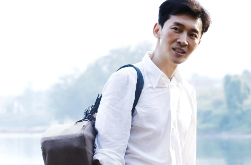 5岁被父亲抛弃,44岁成名,娶同班同学恩爱20年,儿子像他超级帅