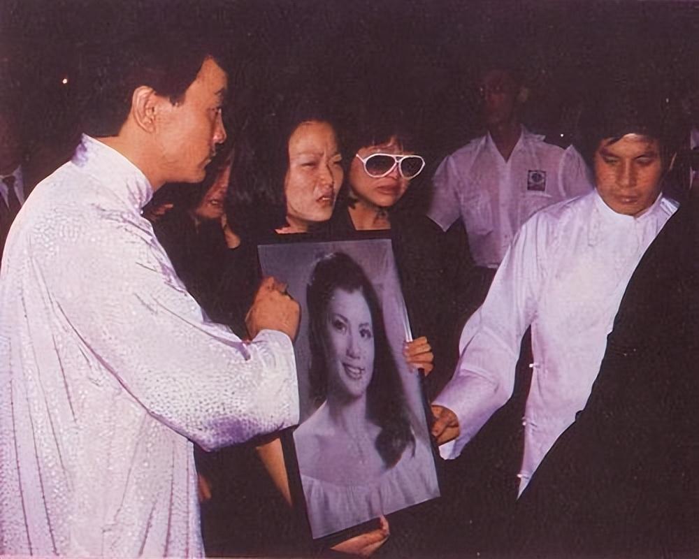 1985年,翁美玲给汤镇业留下一句话,后在家开煤气自尽,年仅26岁