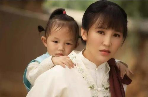 回顾岳丽娜:19岁早恋与穷小子私奔裸嫁,住6平米地下室连生三子