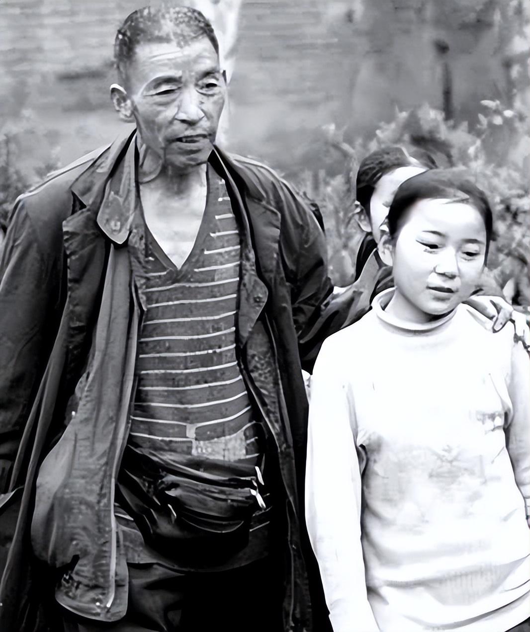 1992年,武汉一个名叫杨申林的42岁男子在摆地摊的时候,捡到一名女婴