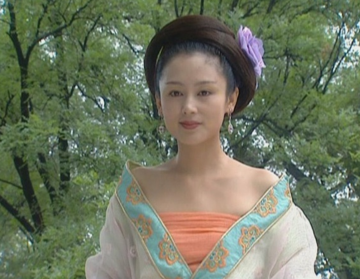 出演貂蝉的演员是陈红,有"古典第一美人"之称,举手投足间风情万种,有