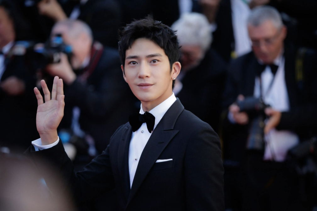 回顾井柏然:出生28天被抛弃,奶奶捡垃圾将他养大,红后父母认亲