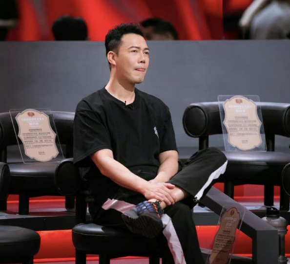 香港电影市场低迷之后,谢天宇的演艺生涯的巅峰时刻亦终止,近些年来