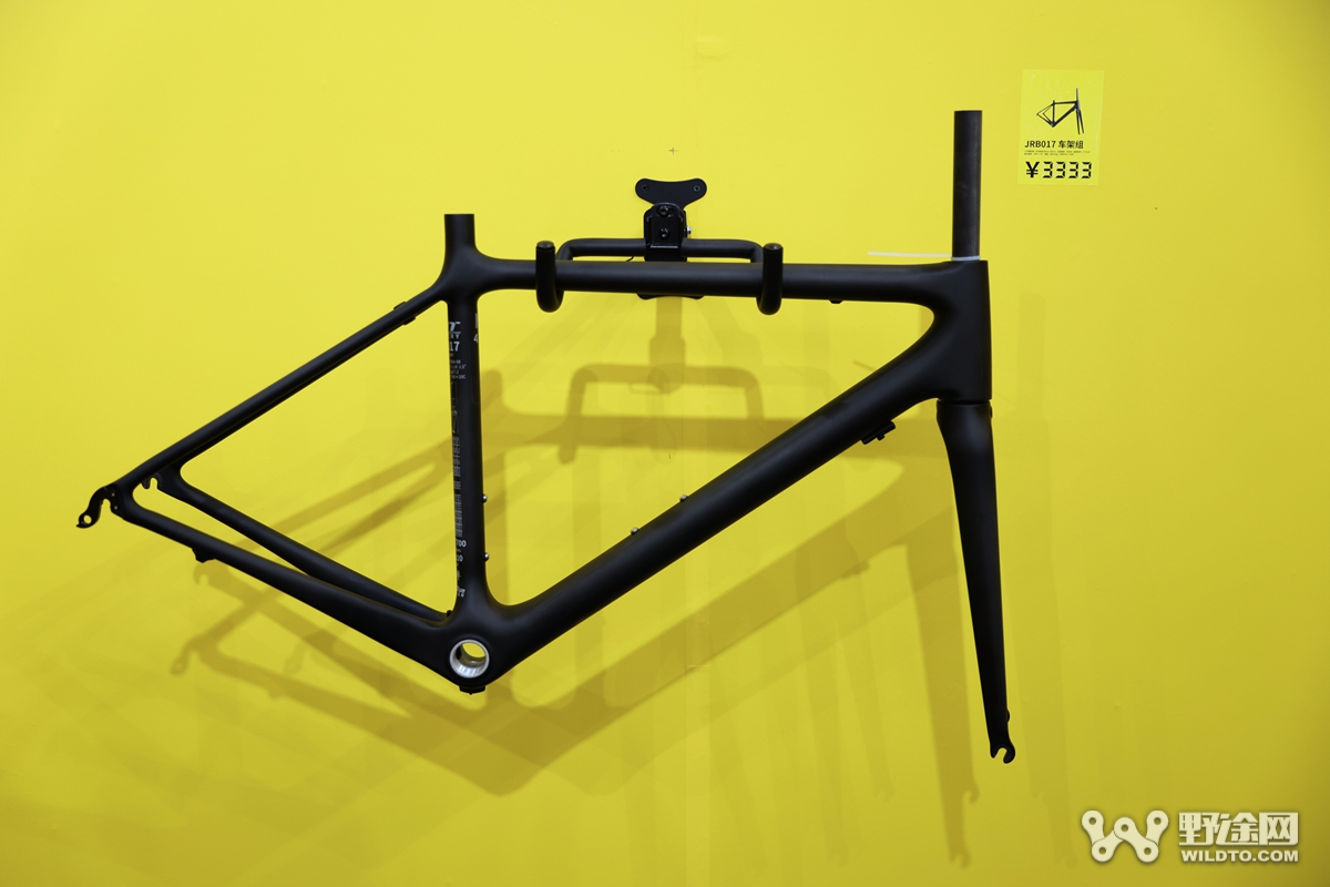 展位上还展示了一台美利达诺飞客车队版斯特拉战车诺飞客的花鼓稳定性