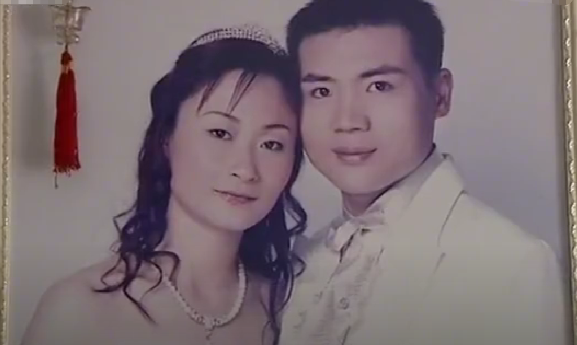 王龙和妻子杨君更诡异的是,就连压箱底的房产证也遭人偷偷替换了.