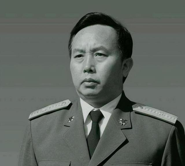 中将何其宗,42岁当副总参谋长,离不开三位将军的帮助