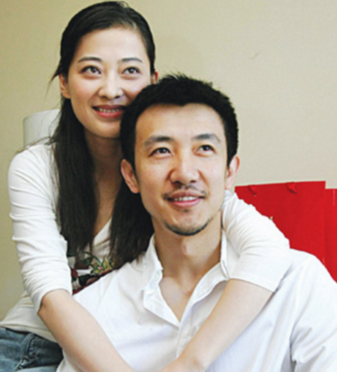梅婷的第一任老公是导演鄢颇,两人相识于2000年,恋爱一年后结婚,2077