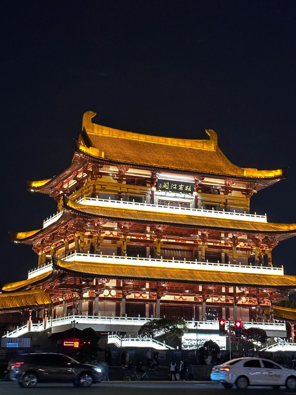 乘坐小舟,在湘水边去世,而这个地方,后来就建成了长沙有名的杜甫江阁