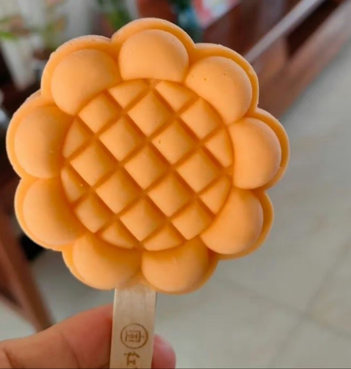 杨紫请国色芳华吃承欢记定制冰棍,是向日葵97橙子口味冰棍,形状也是
