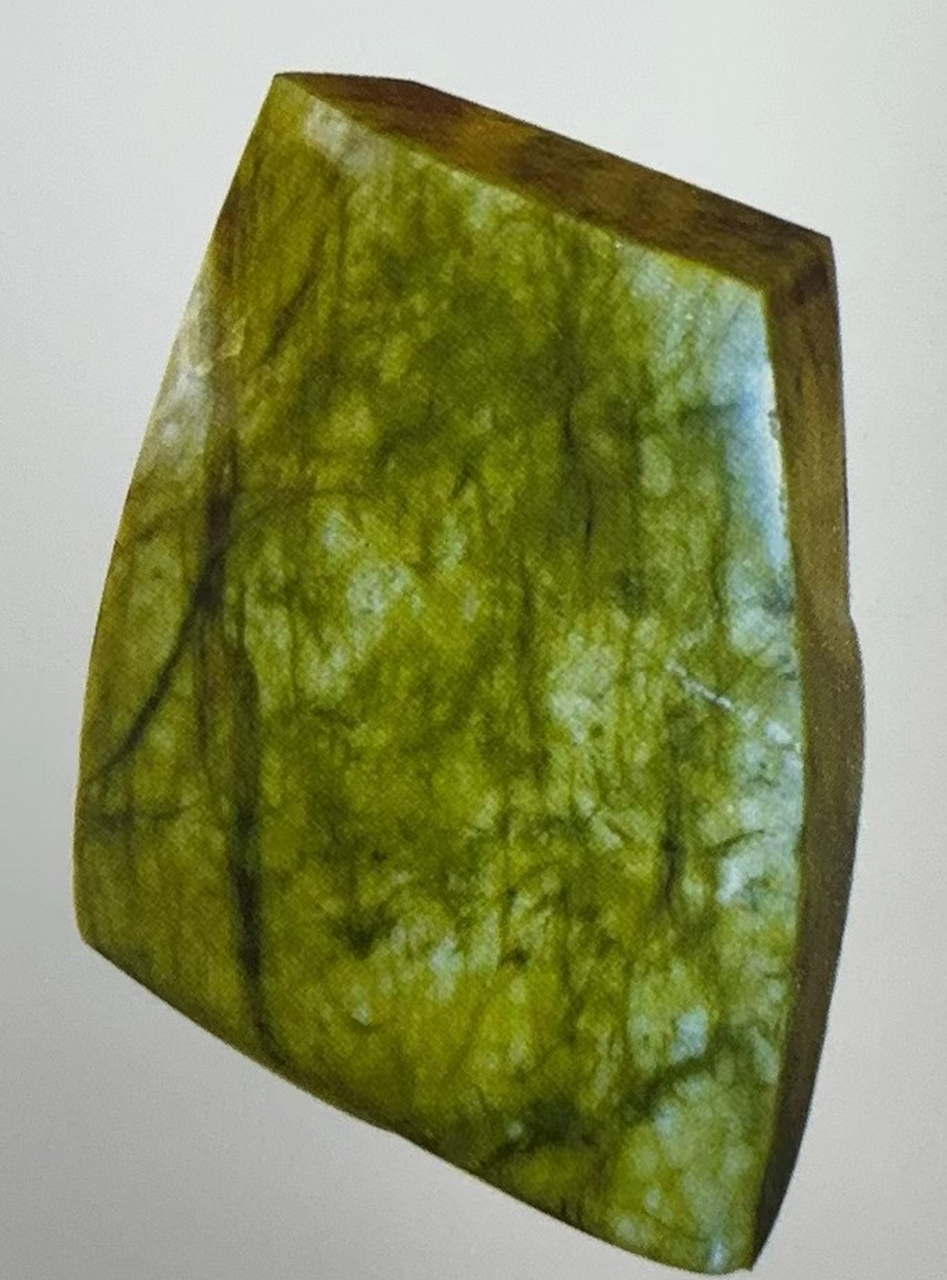 自此地岫岩玉是以豆绿色为主色的多色玉石,属蛇纹石的变种闪化辉绿岩