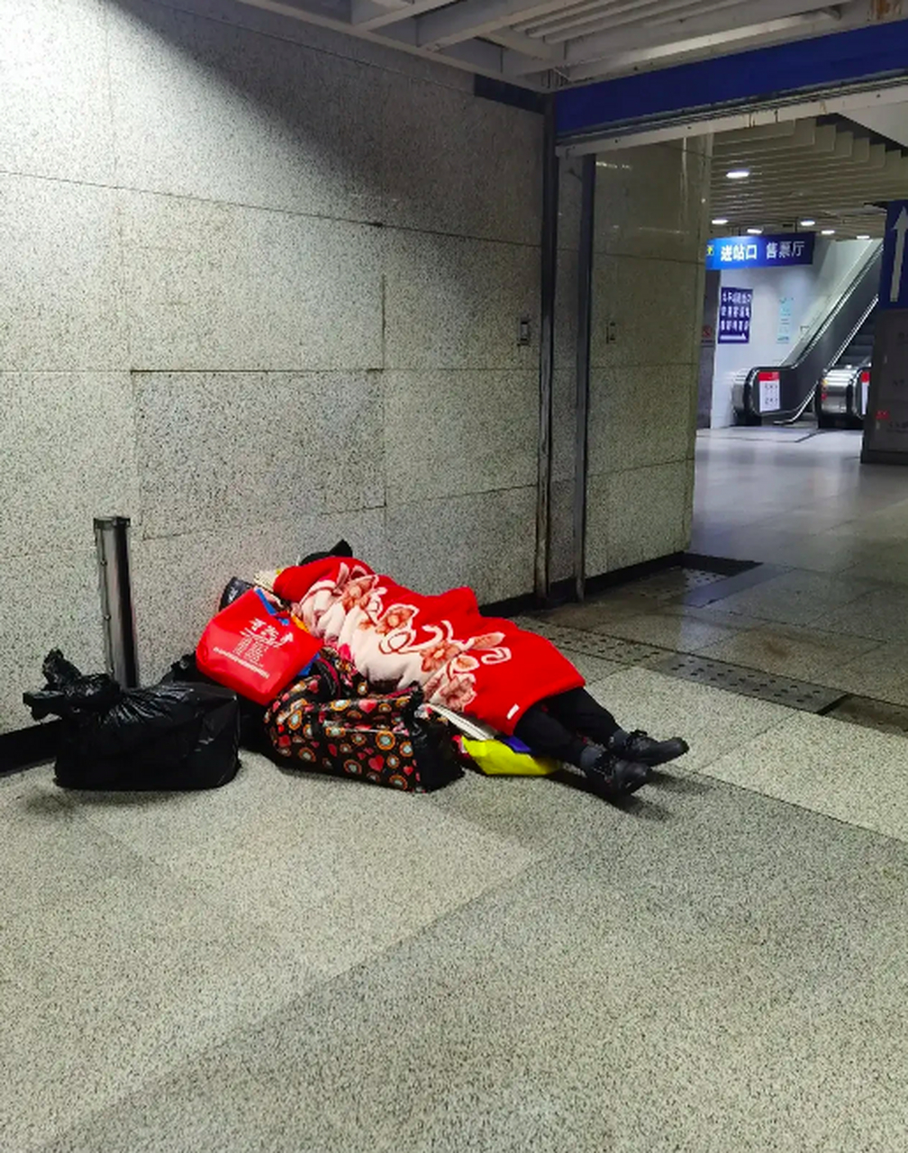 小时候看到会觉得为什么他们要跟乞丐一样睡在街上,长大了才知道生活