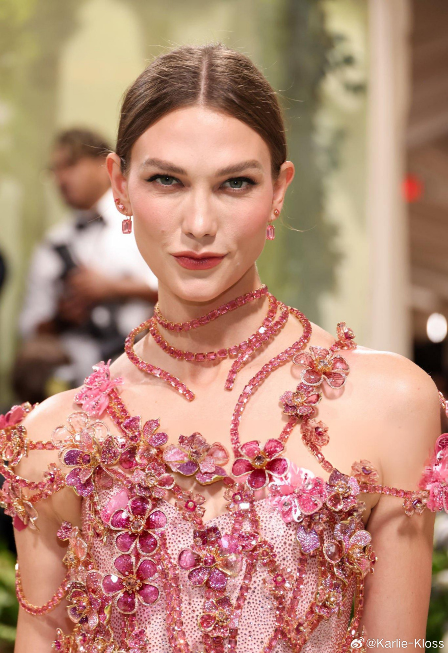 超模卡莉·克劳斯身穿swarovski定制水晶礼裙,亮相2024年metgala,像
