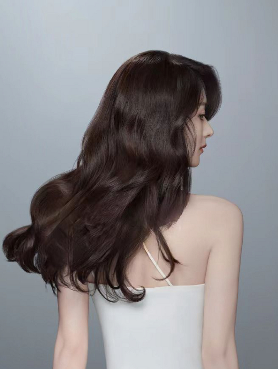 赵丽颖白裙背影,大波浪自信又洒脱 这组照片拍的好高级,大波浪气场