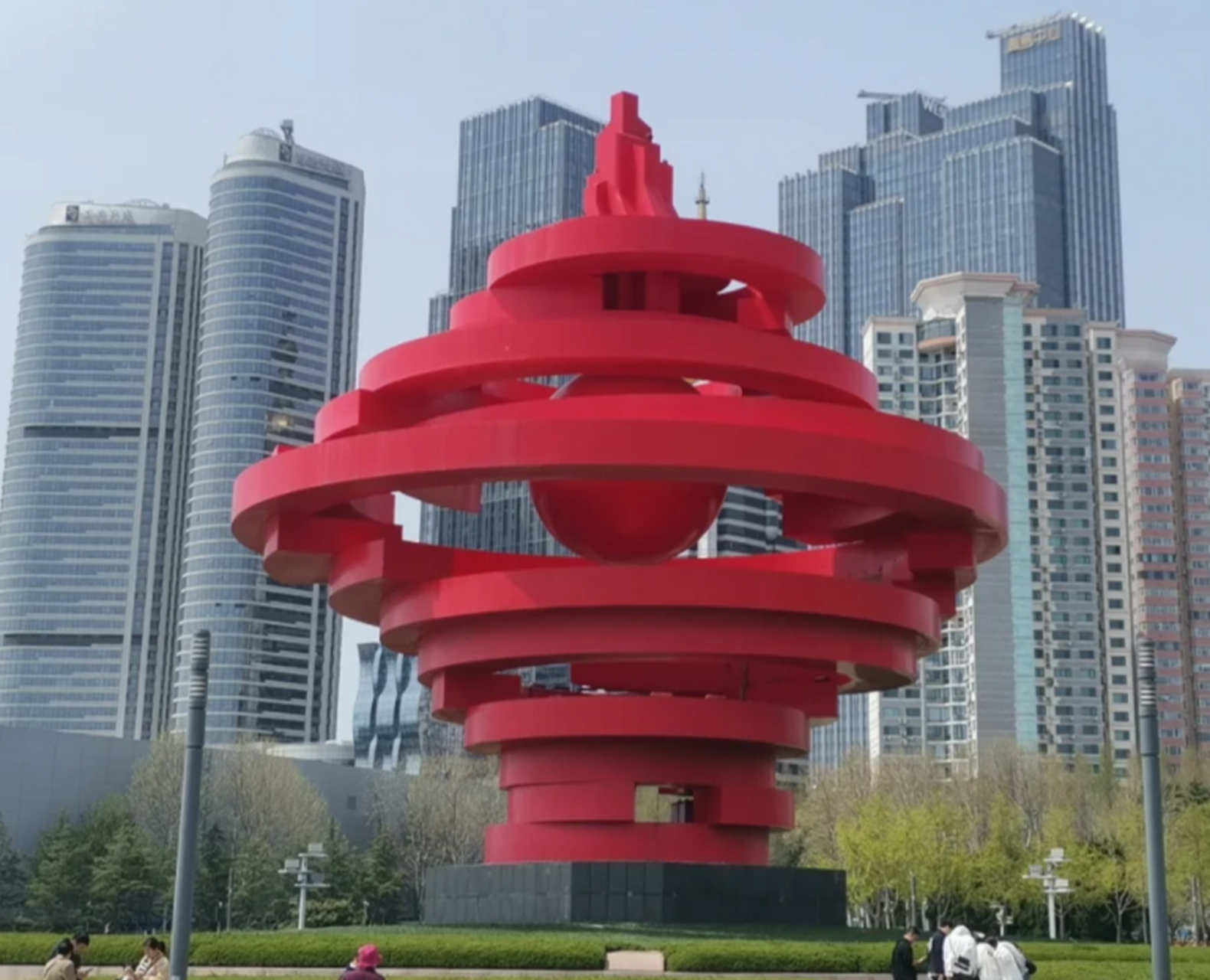 山东十大地标建筑 1,青岛五月的风——青岛市 2,泉城广场——济南市 3