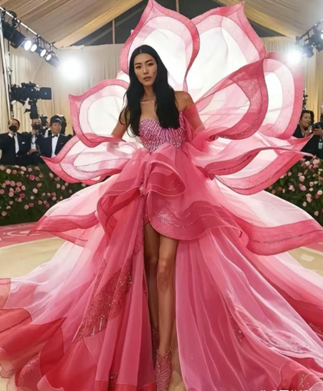 这样的礼服也就李雯这样的模特可以驾驭了吧!