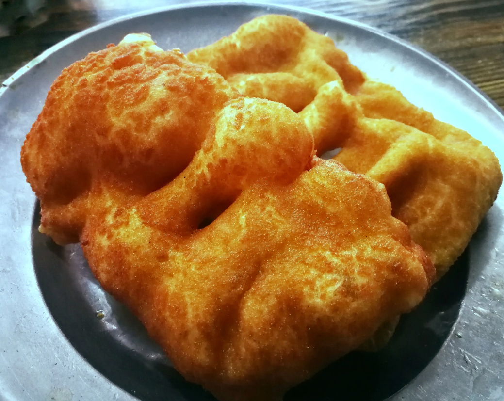 麻糖 (音同),是我们家乡河北石家庄地区的一道美食.