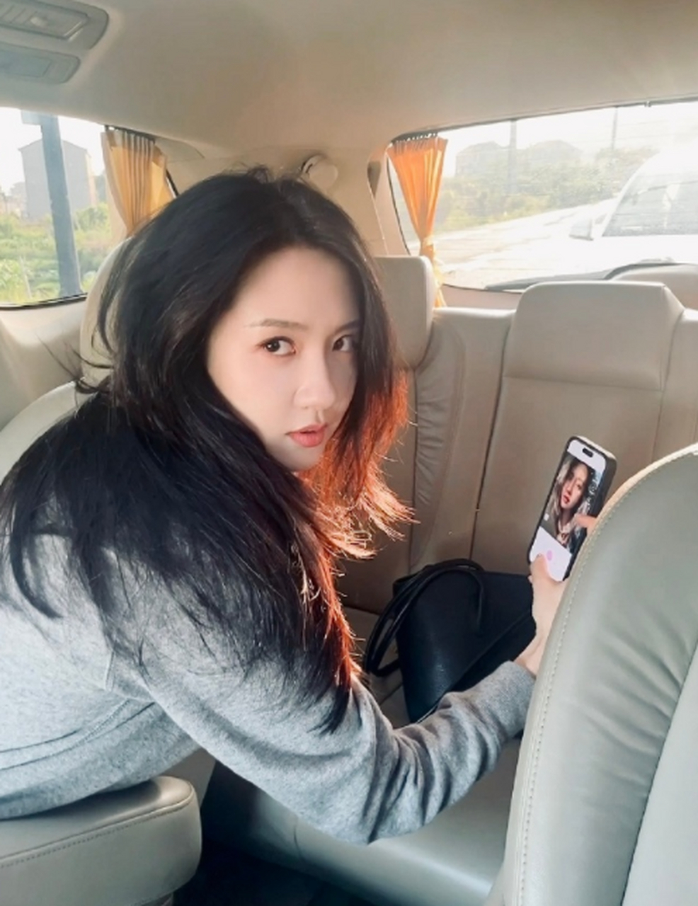 许龄月车内自拍好可爱