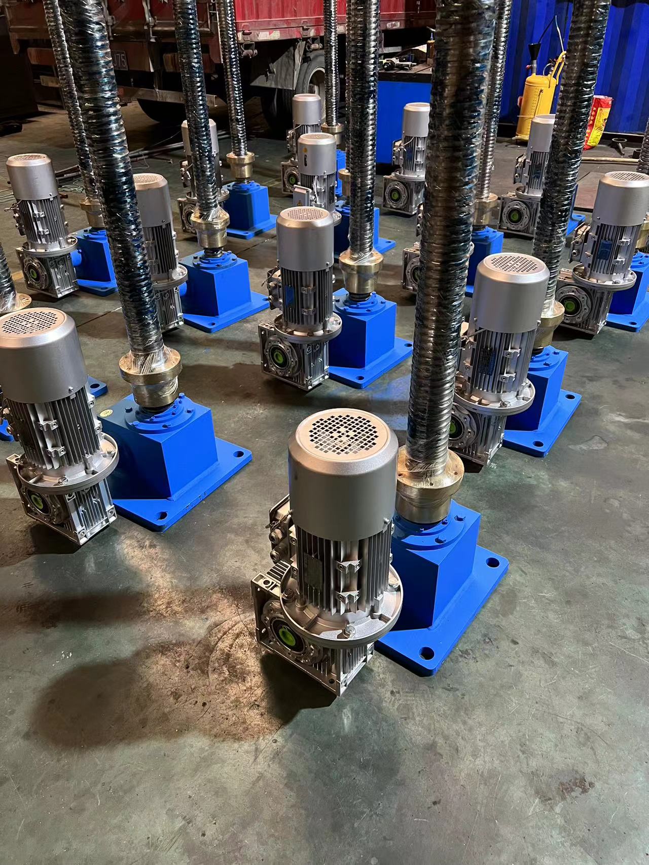 丝杆升降机是一种广泛应用于各种机械设备中的传动装置,通过丝杆的