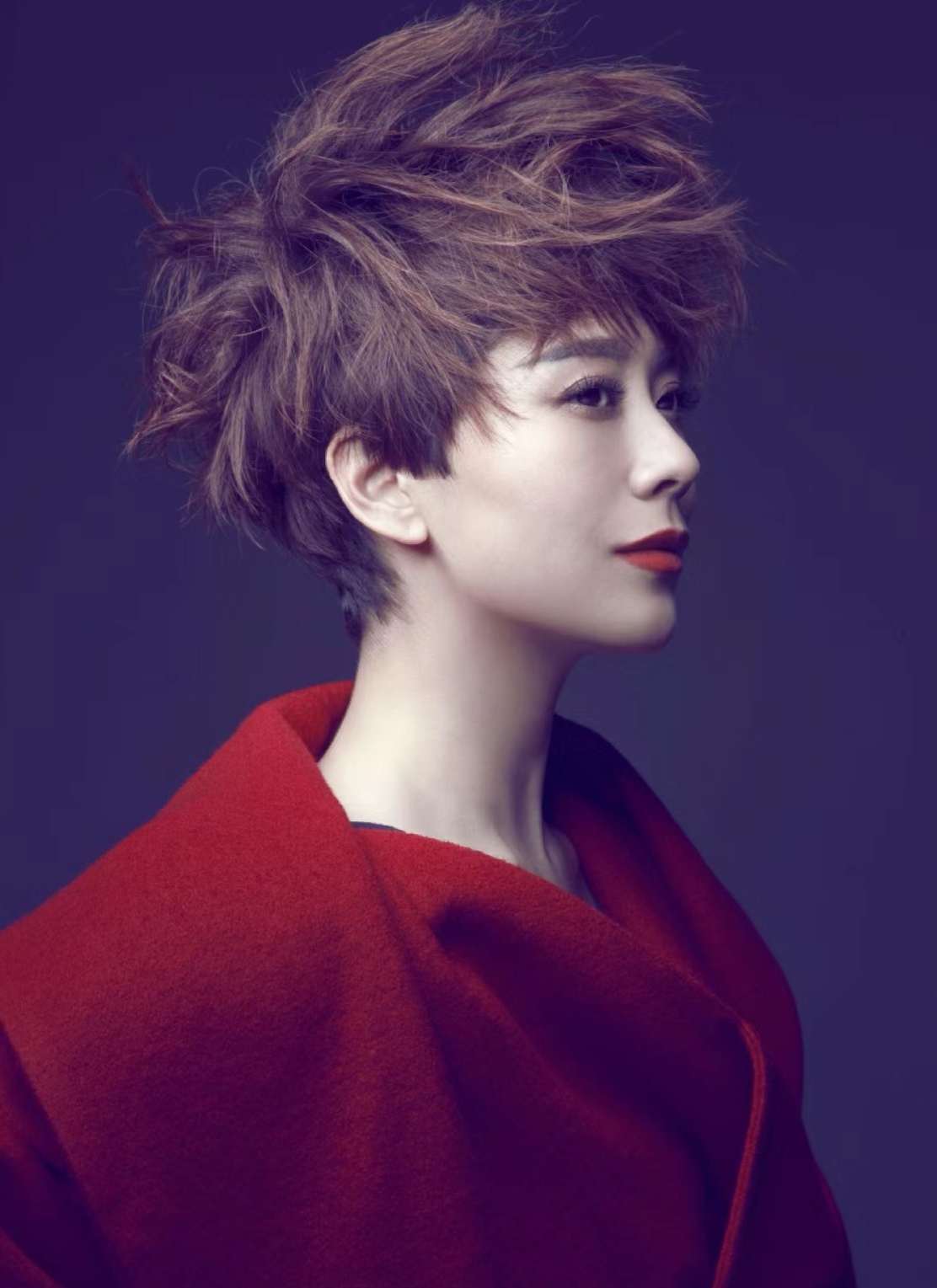 她的表演风格自然真挚,能够准确地把握角色的情感和