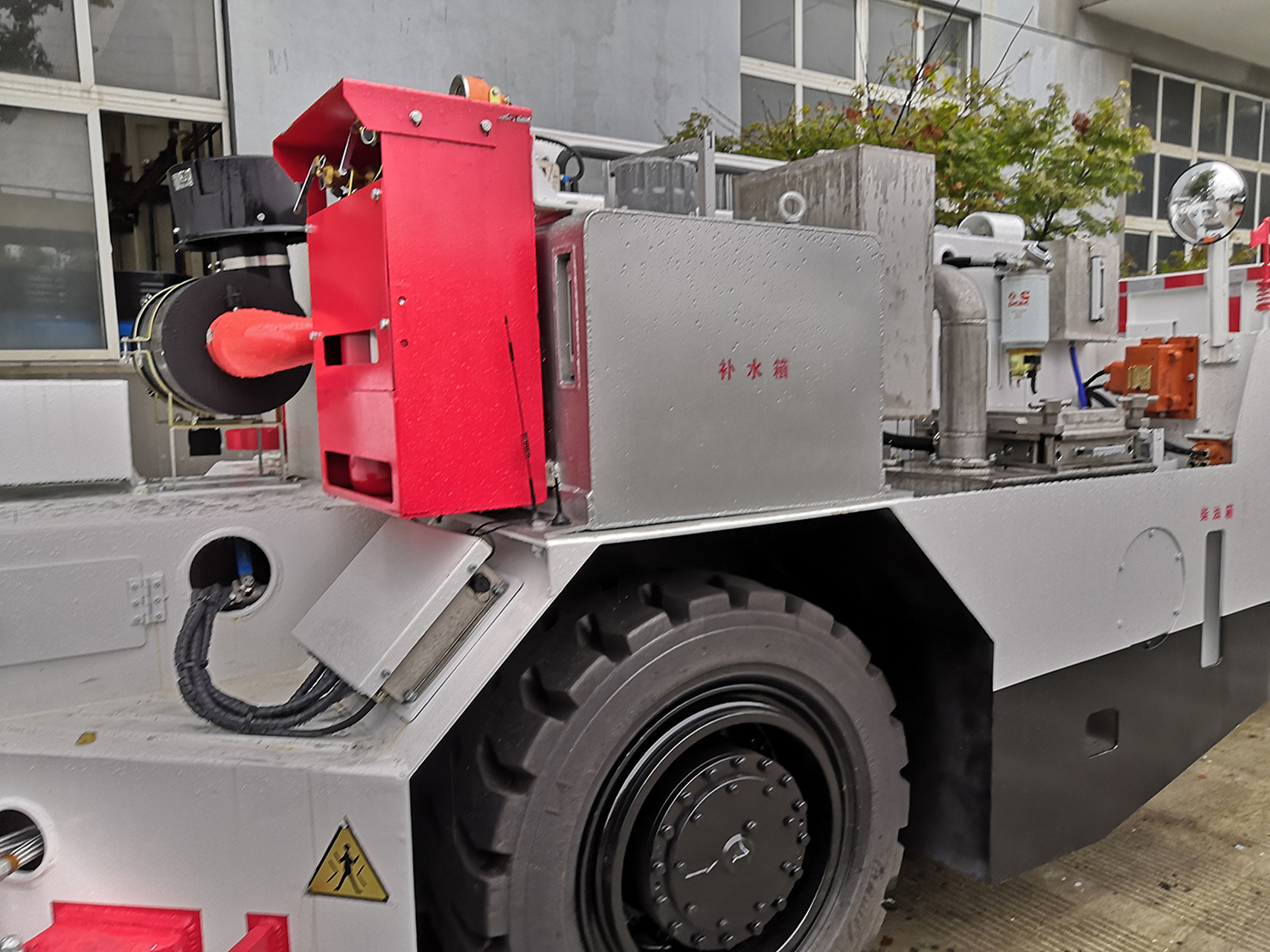 矿用无轨胶轮车灭火装置,自动检测,多点瞬灭!