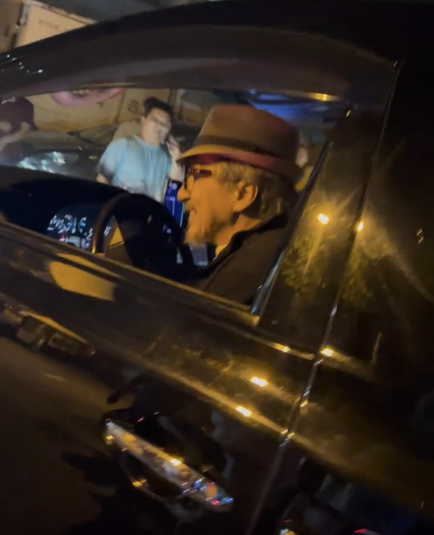 成龙的保姆车,北京和香港各一辆,网友:天窗还可以这么用?