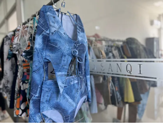 *图片来源@中国新闻周刊 相关文章三奇专注生产自己的品牌,以前经由