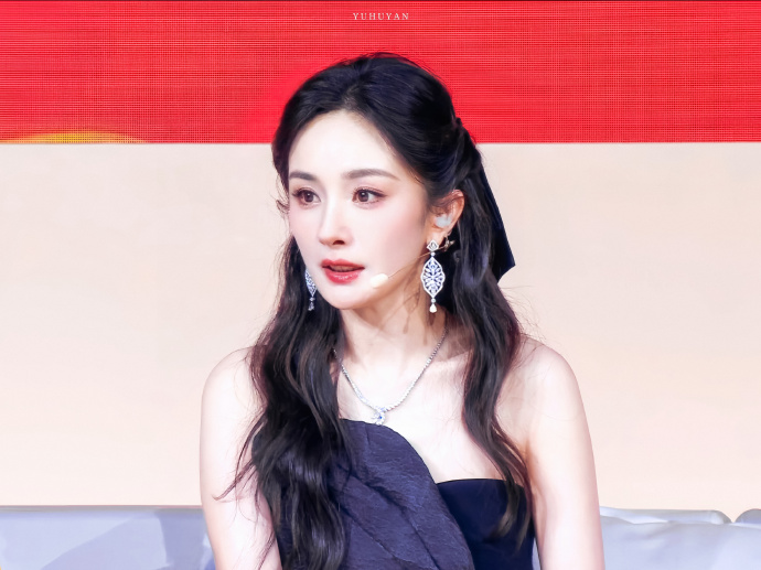 杨幂去香港,误入男厕所?到底是怎么了?