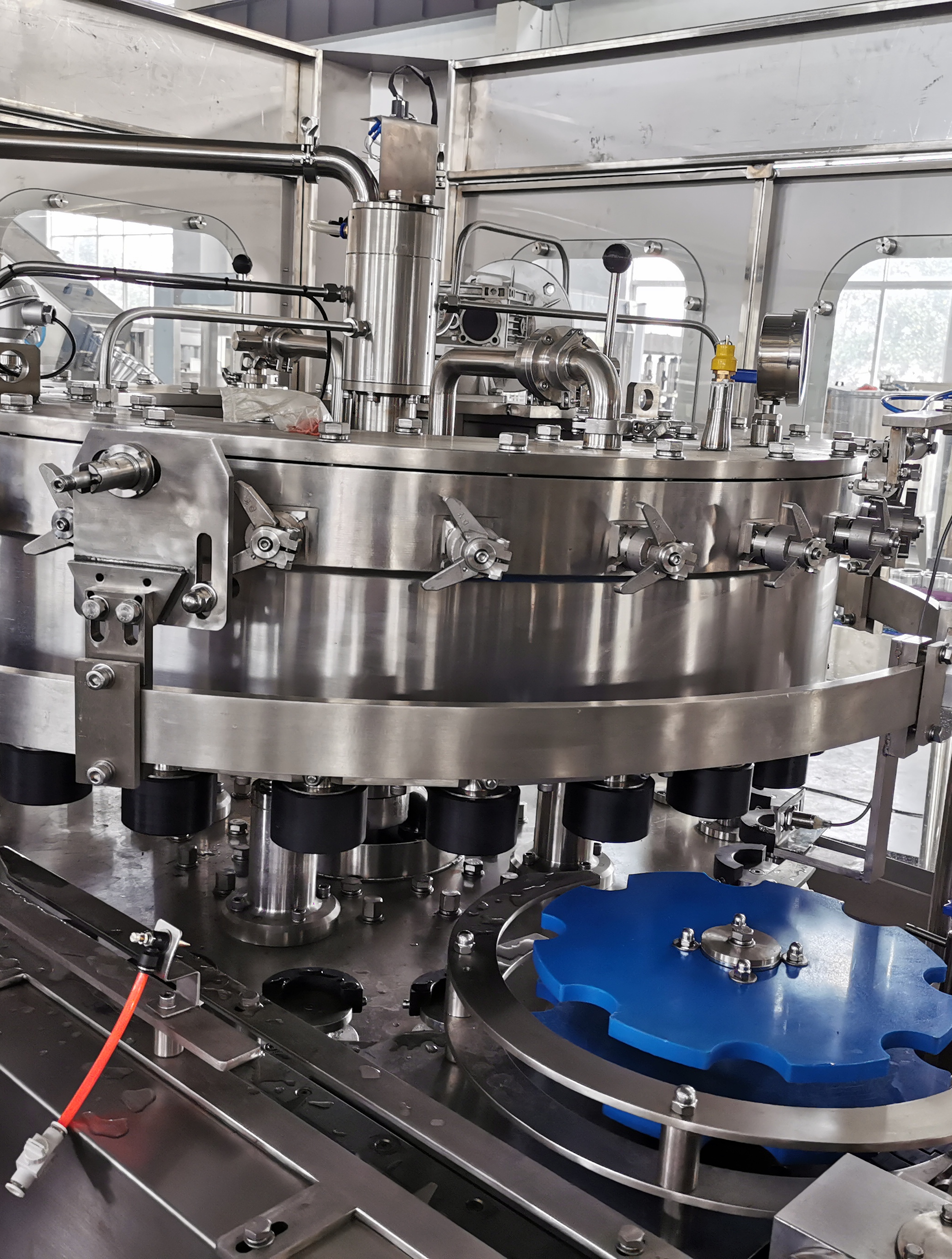 根据包装容器不同,分为易拉罐啤酒灌装机,玻璃瓶啤酒灌装生产线,pet