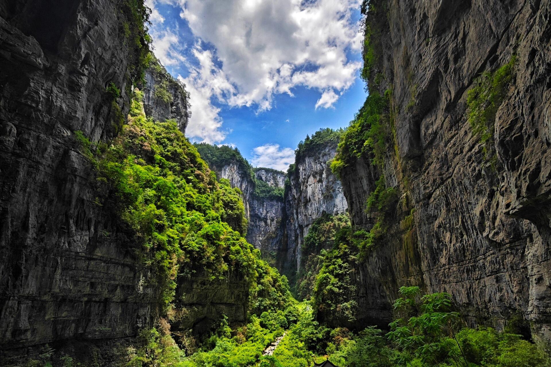 武隆天坑地缝是重庆的著名地质景观,由天坑和地缝组成,被誉为"天下第