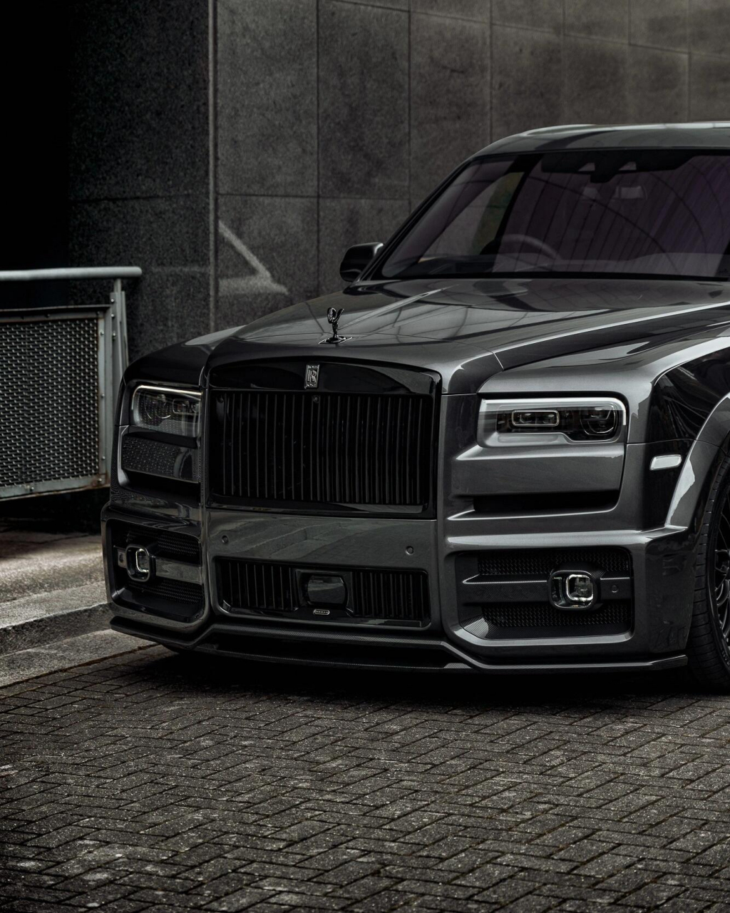 豪华与运动结合,劳斯莱斯库里南,黑武士漆水颜色,搭配运动大尺寸轮毂