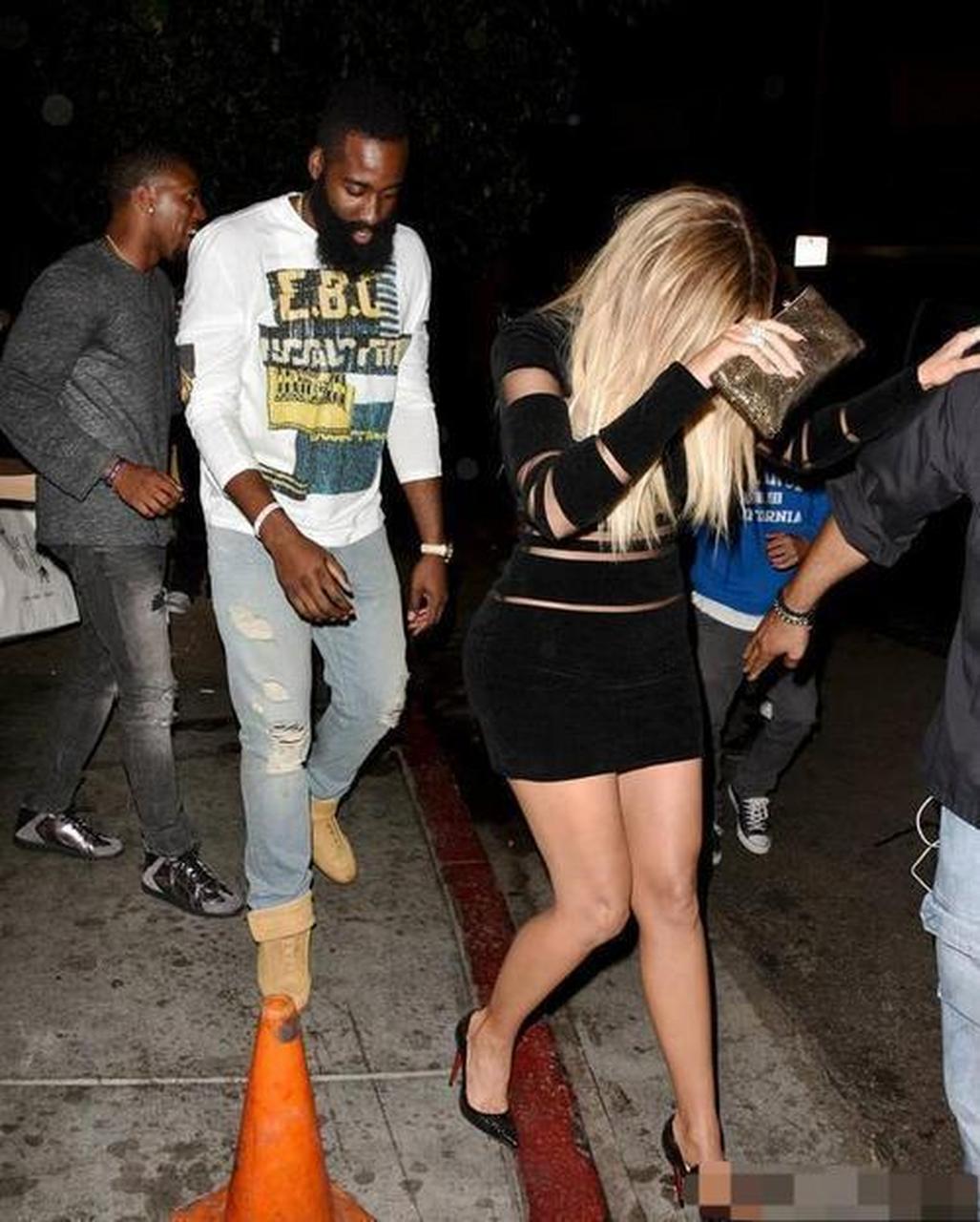 明星故事# 科勒·卡戴珊与哈登相恋了一年左右,两人就宣告分手,具体