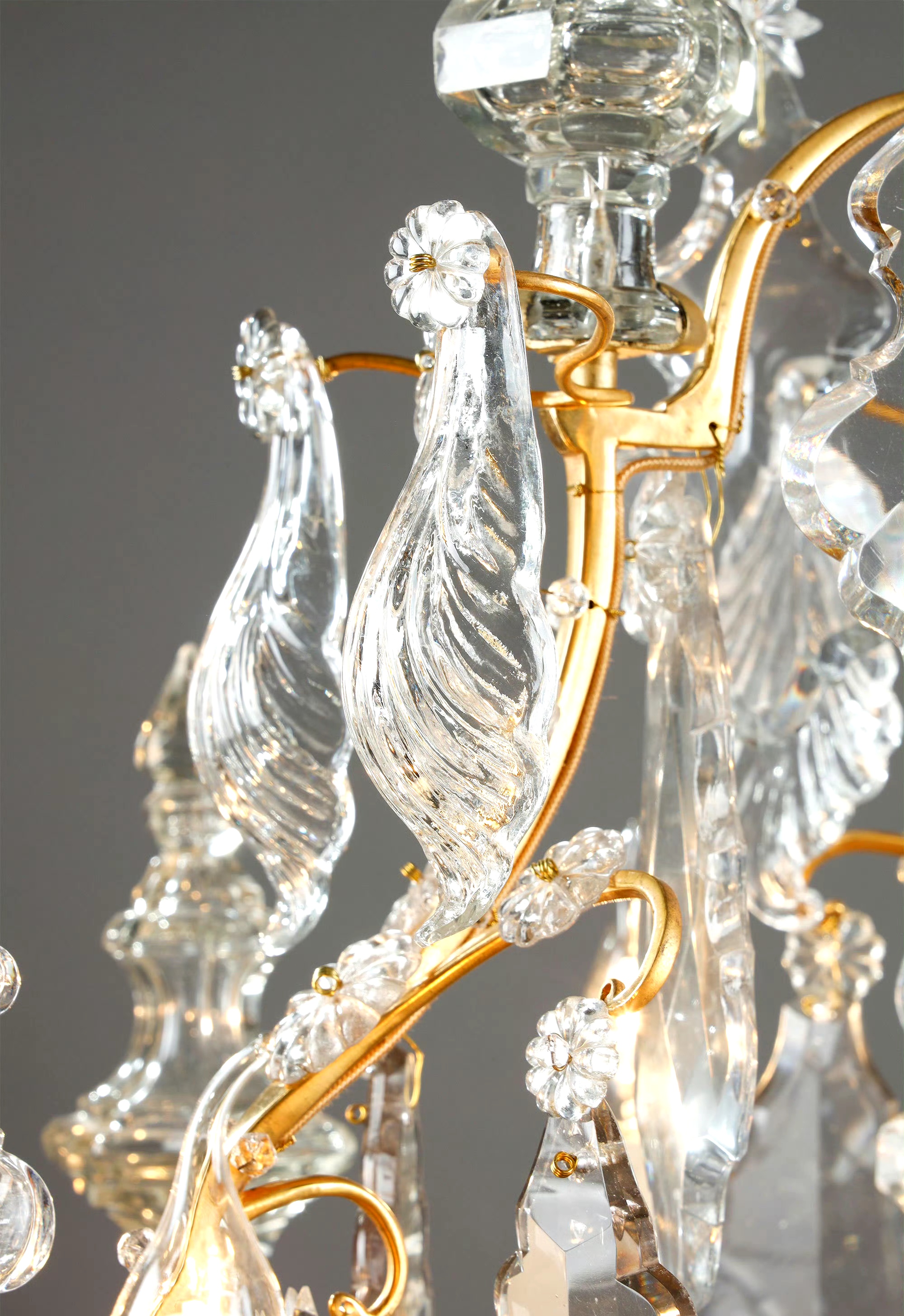 工艺品欣赏: 19世纪年代法国的古董水晶吊灯,采用了黄铜和水晶搭配出