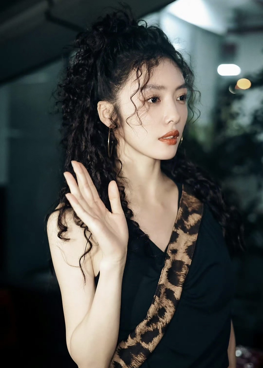 蔡文静换了个发型就像换了个人一样,之前一直习惯了看她黑长直的造型