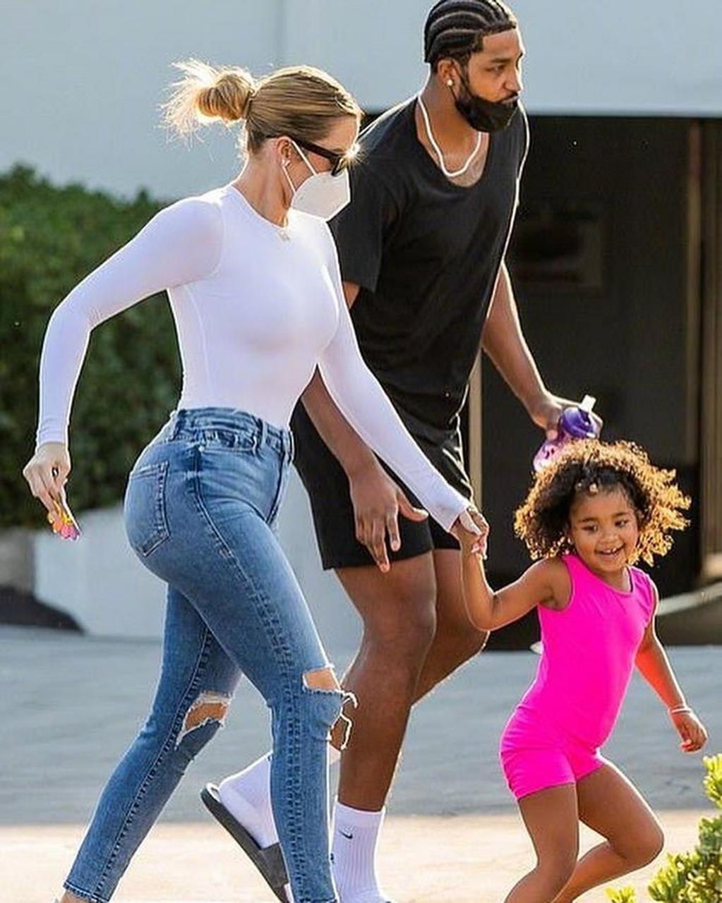 科勒·卡戴珊与特里斯坦·汤普森旧照:一起送女儿去上舞蹈课的街拍.