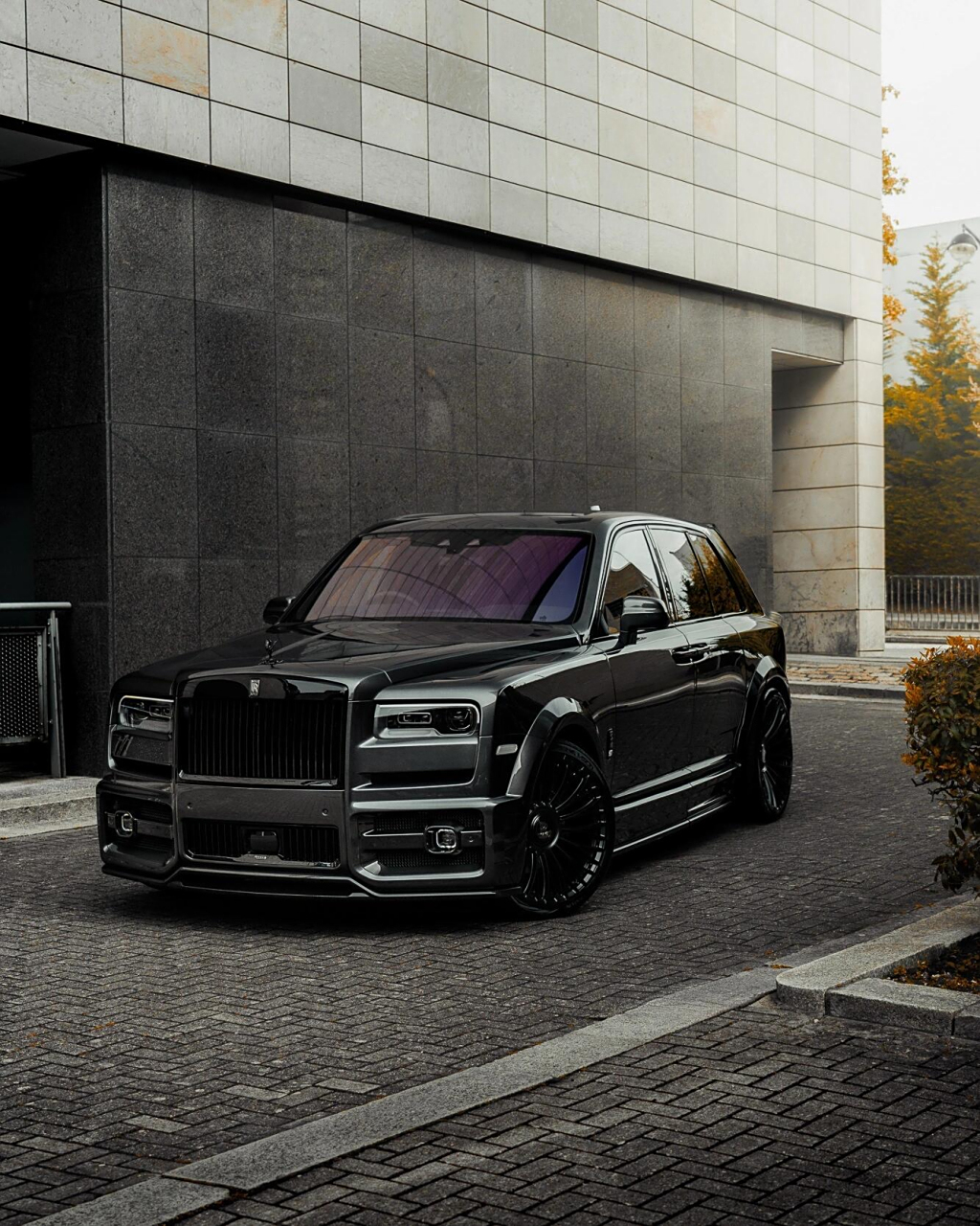 豪华与运动结合,劳斯莱斯库里南,黑武士漆水颜色,搭配运动大尺寸轮毂