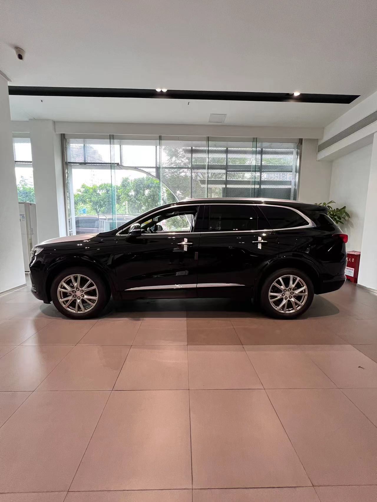 这次看的实车是一款6座suv别克昂科旗